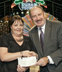 Peter Plunkett of the National Lottery presents Bernie Kearney with her Winning Streak cheque of �50,750.